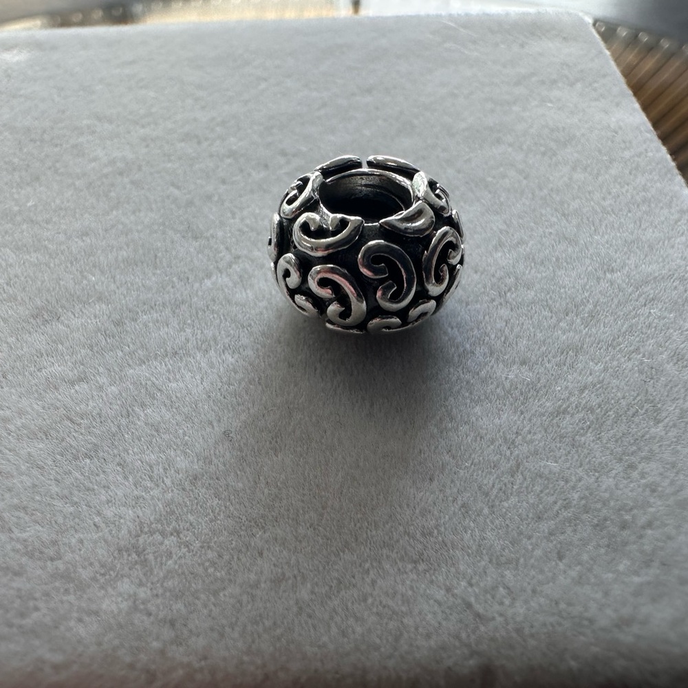Pandora feeling groovy charm